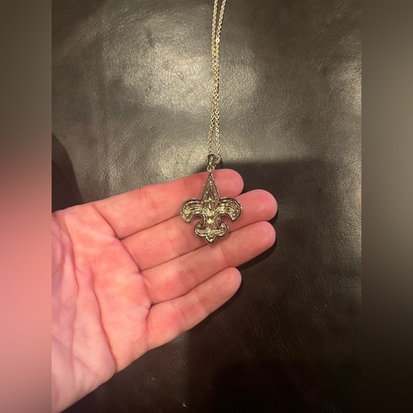 Fashion silver/black Fleur de Lis Necklace - Picture 4 of 8